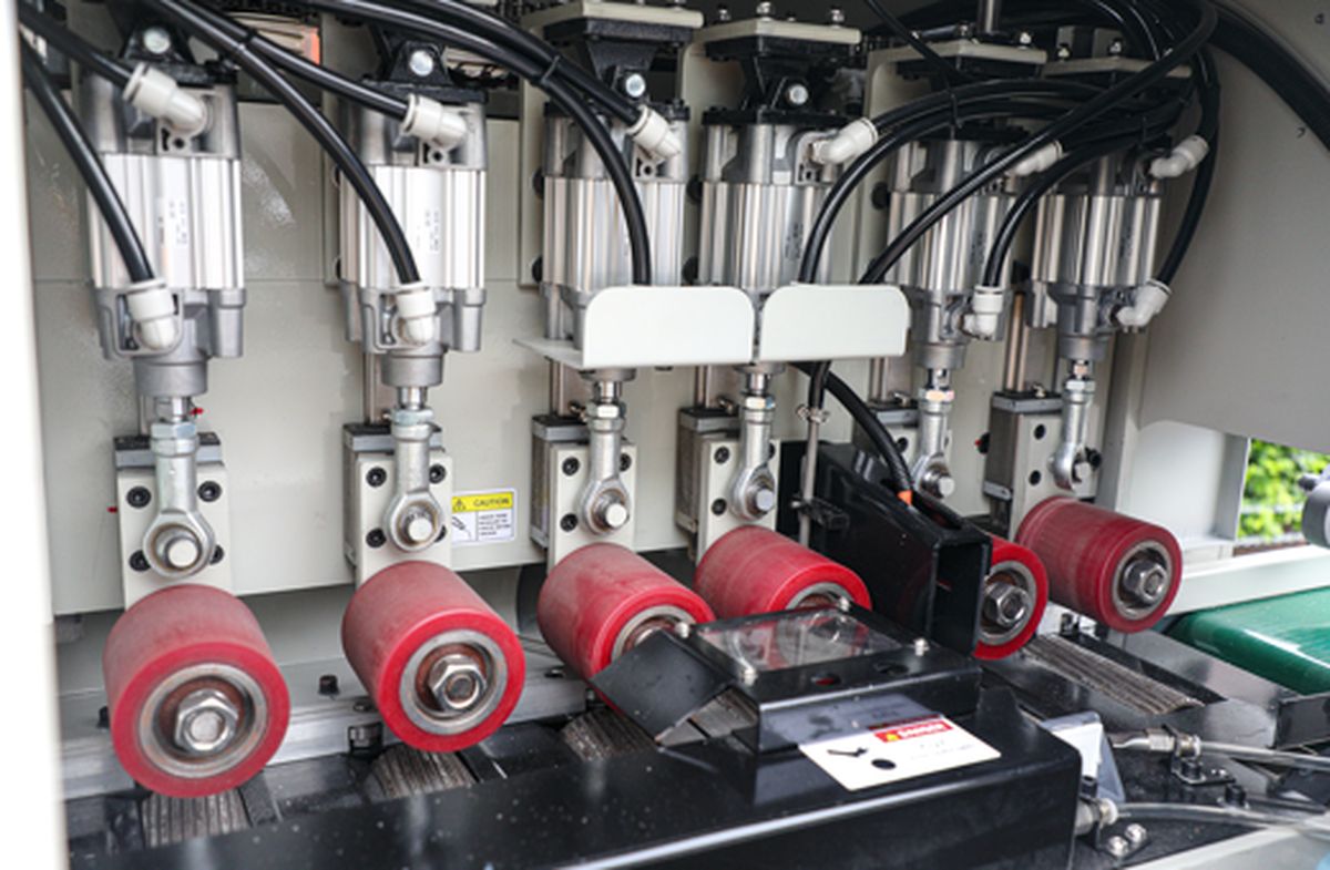 EcoWood CFS-200 CFS-200 OPT  Приводные и прижимные ролики  Увеличенное количество на станке приводных нижних рифленых роликов в столе - 6 штук и обрезиненных верхних  роликов с пневматическим прижимом - 6 штук  Обеспечивают стабильную подачу и точ...